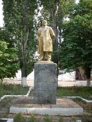 Памятник Ленину СерпИМолот.jpg